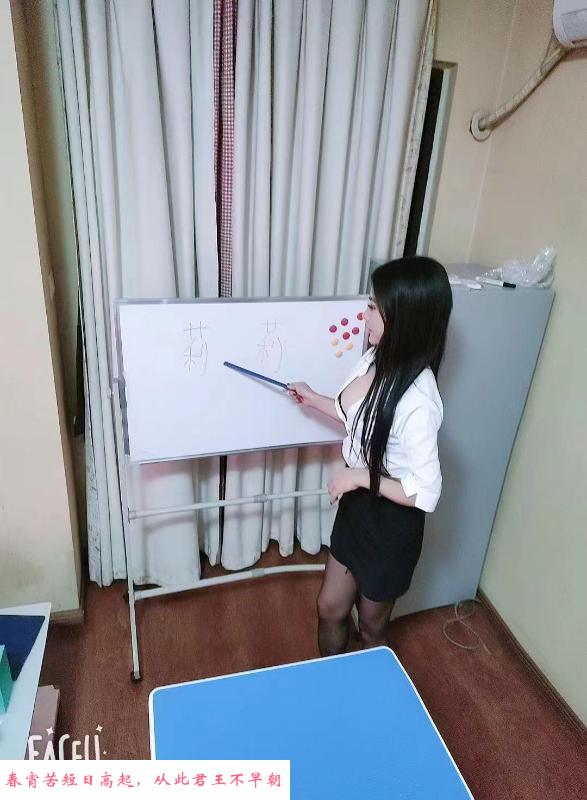 玩角色扮演的美女 第2张