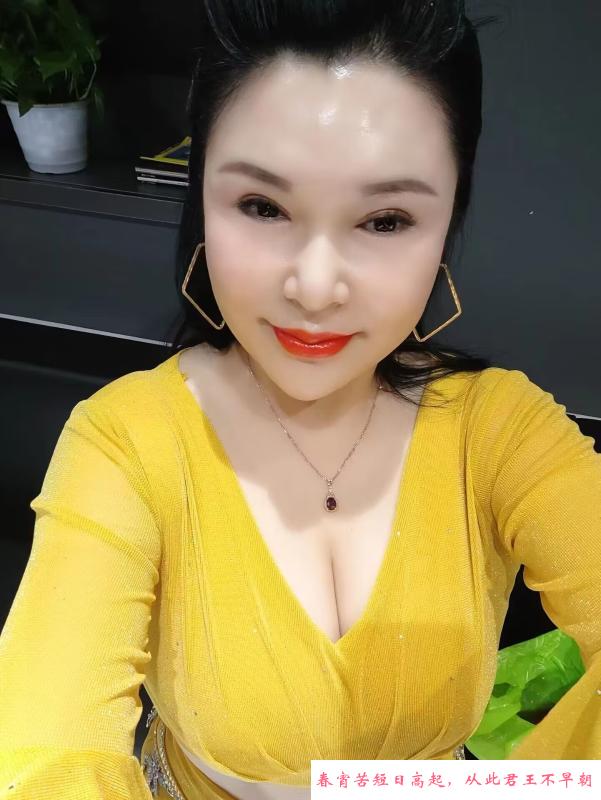 气质大奶美少妇 第3张