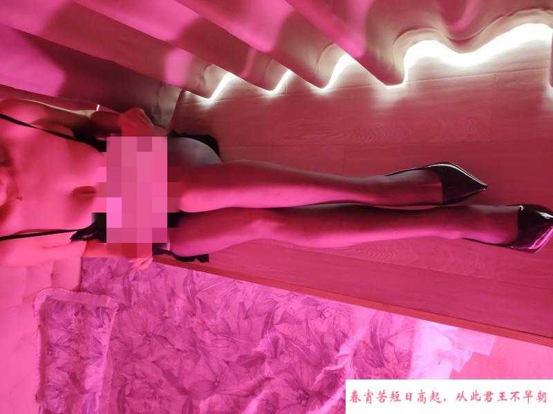 黑丝大长腿肥臀骚妇 第1张