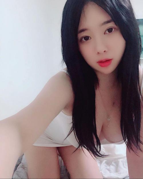 21岁白嫩大胸妹子 第4张