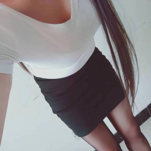 大学路附近巨乳美女 第1张