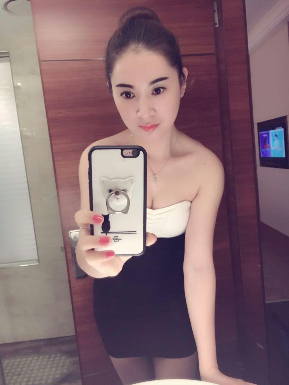 南岸小薇：肤白貌美身材好，水多互动指数高 第1张
