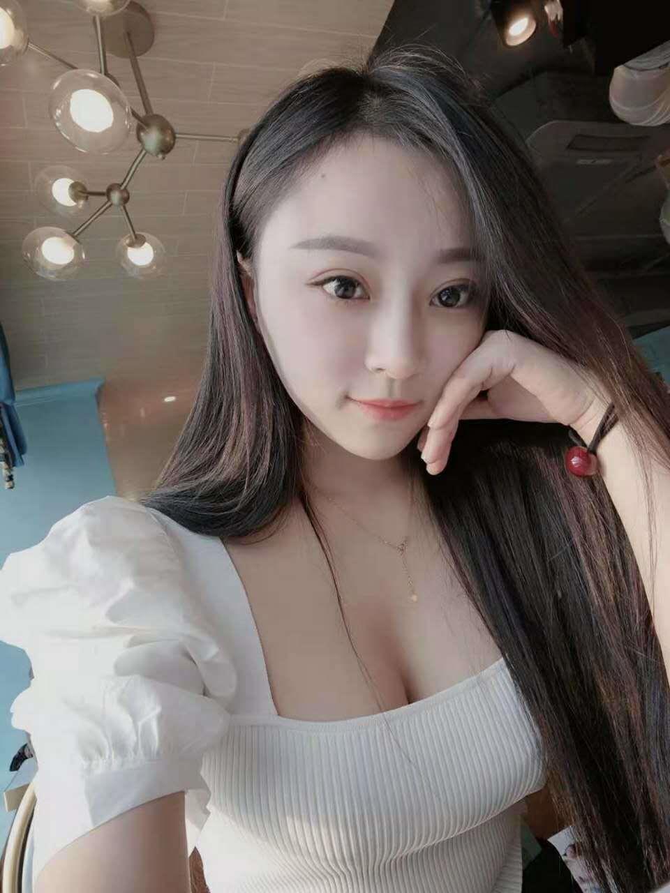 气质很好的兼职妹子 第2张