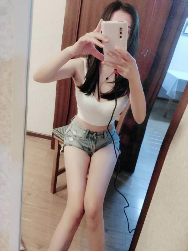鼓楼身材不错的纤细女 第2张