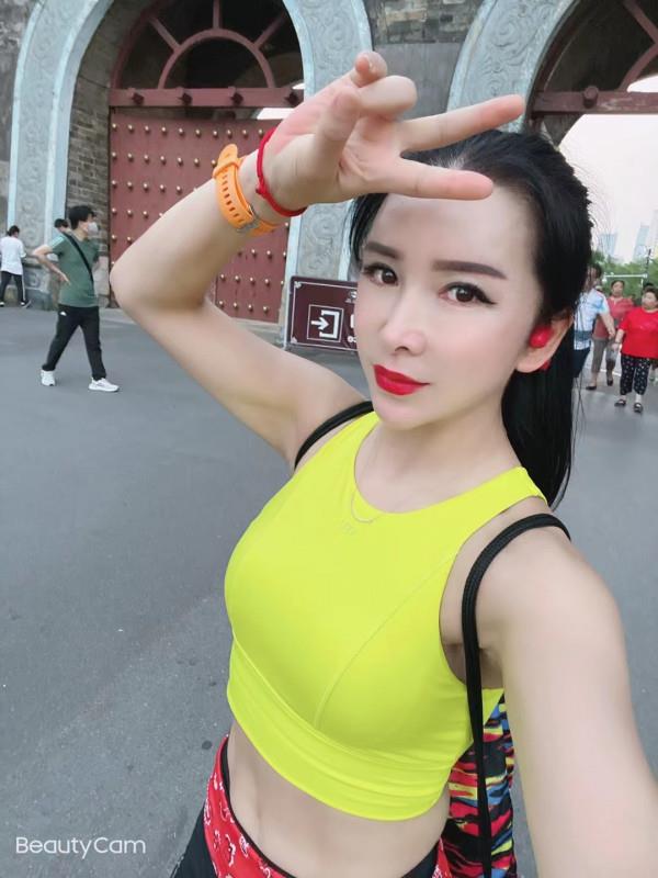 南京三牌楼小姐姐 第1张