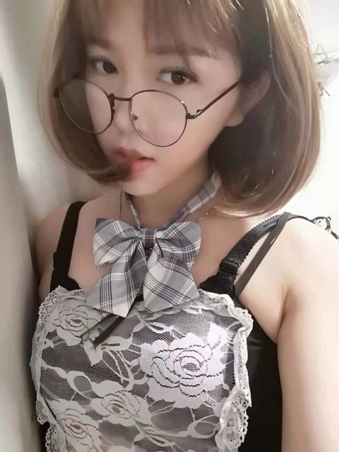 雨花区依依短发眼镜骚气妹子 第1张