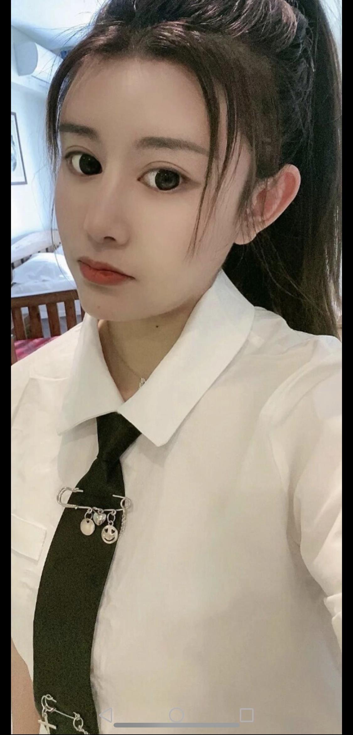 福山檀香苑小区里的美女 第1张