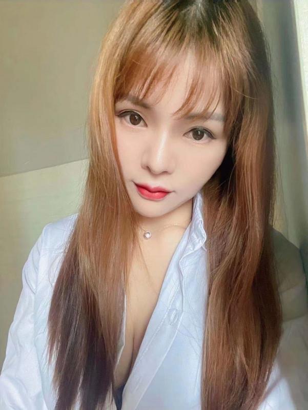 天桥大奶少妇 第1张