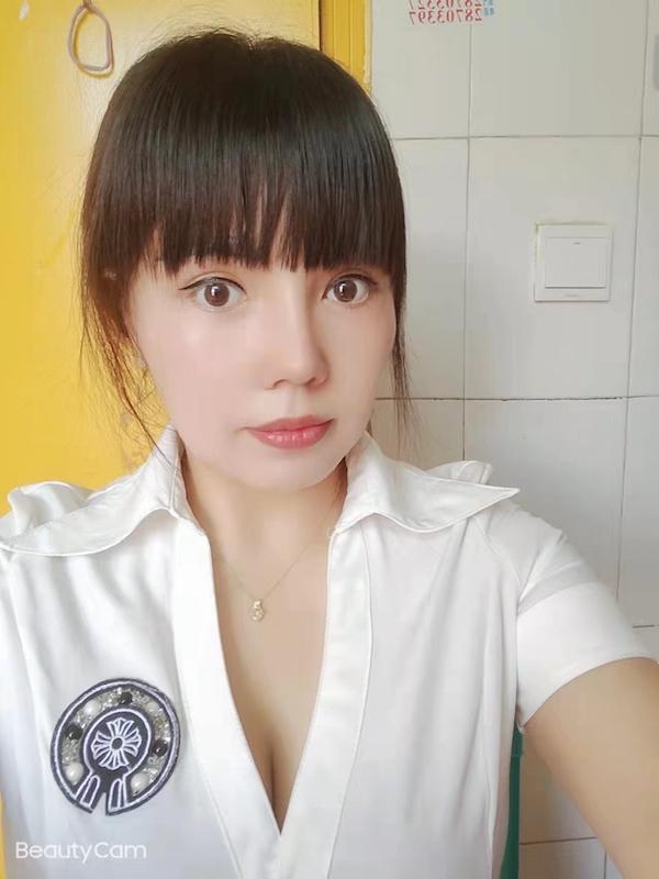 风骚的大波少妇 第1张
