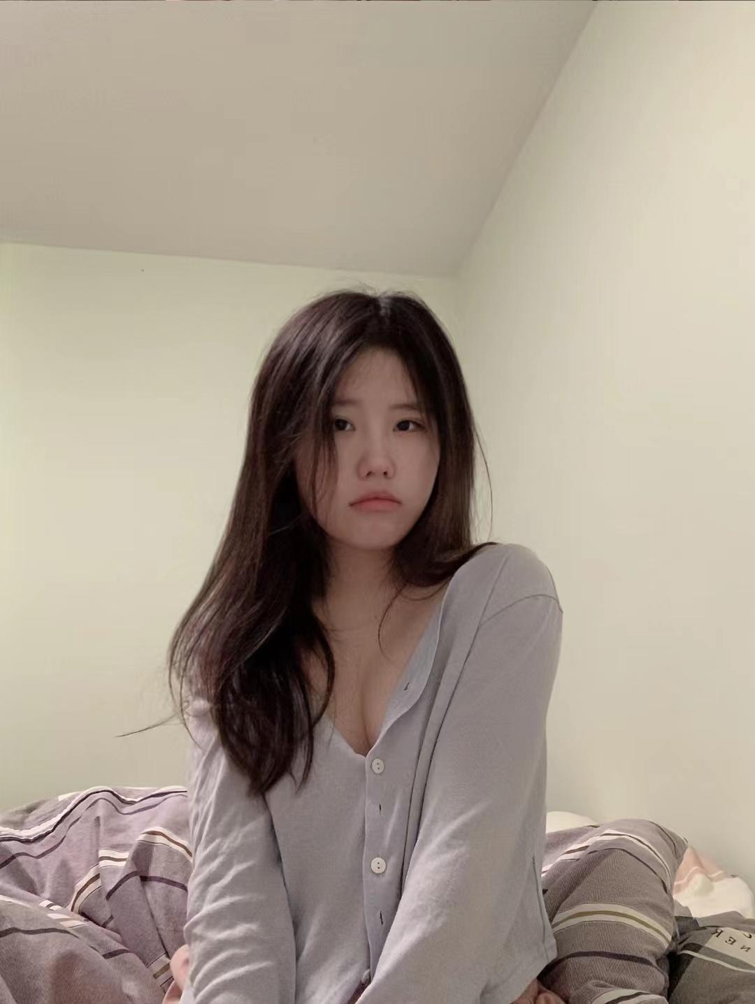 分享一个极品嫩妹，屁股翘手感好，性价比高 第2张