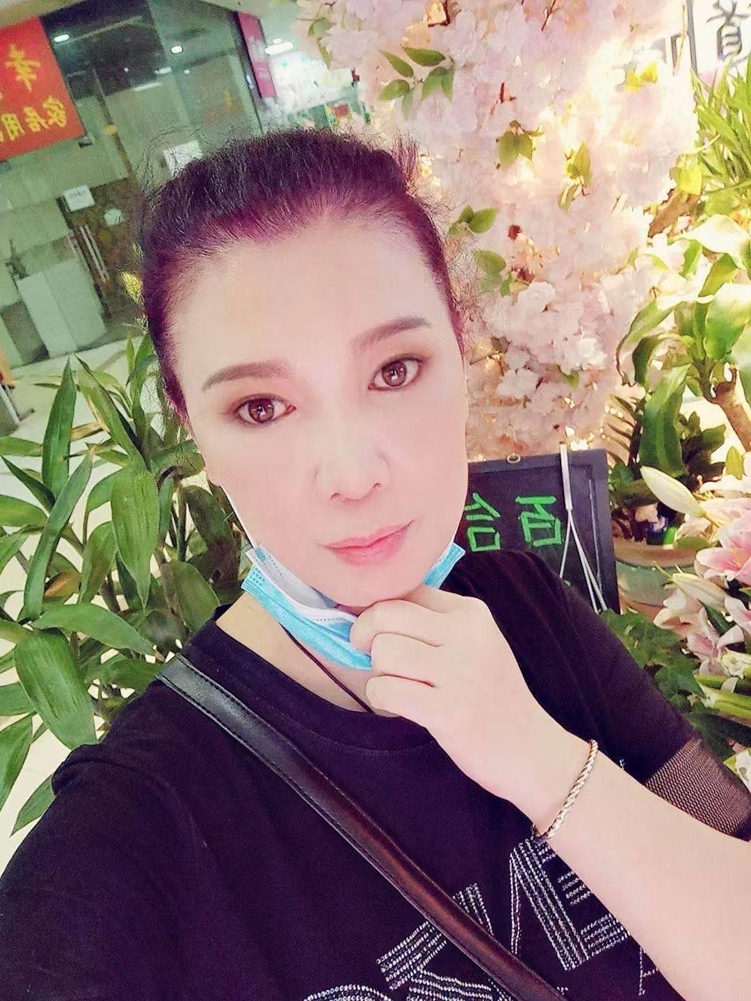 胸大人美的妹子 第1张