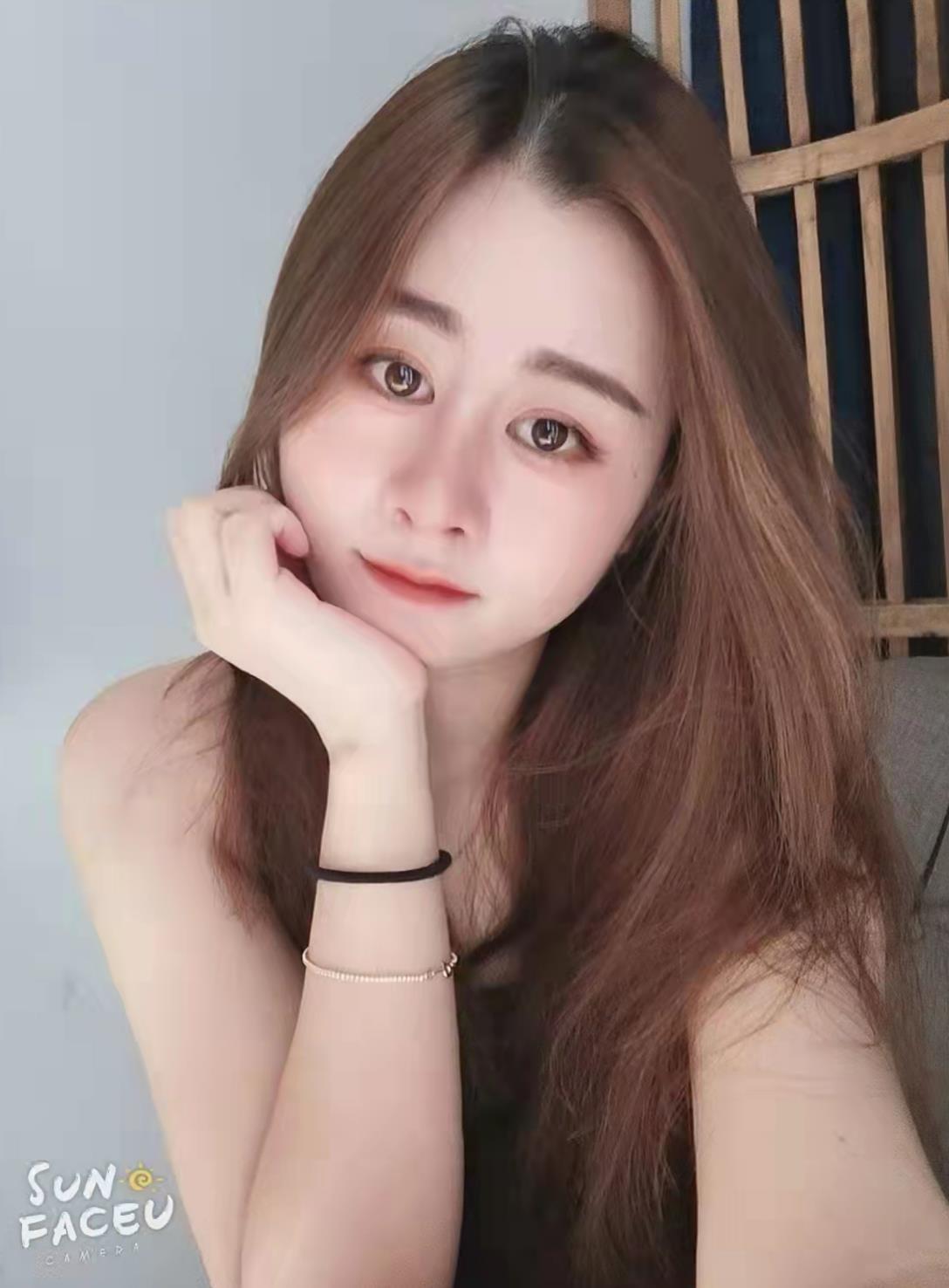 小清纯诗诗，身材惹火，纤细小腰+好看的胸 第1张