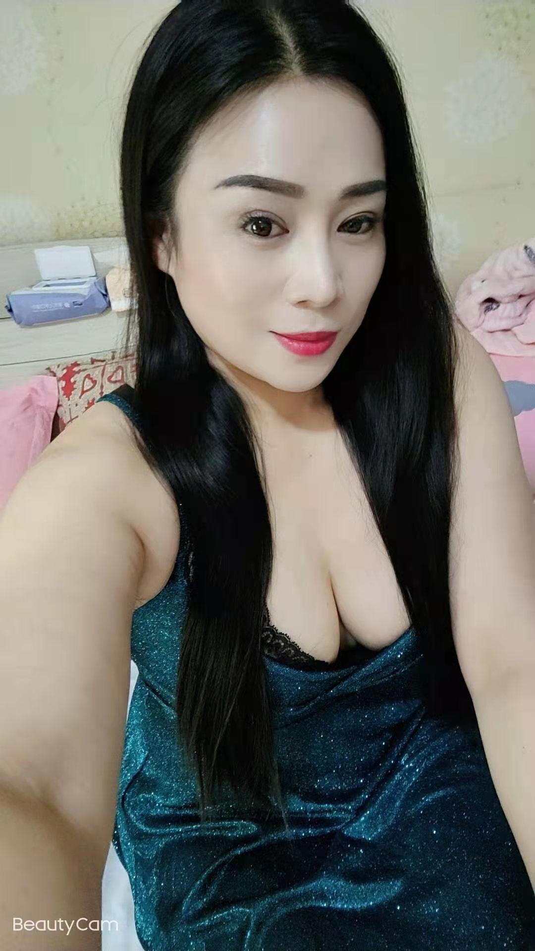 潘家园卡戴珊丰乳肥臀熟女御姐，吊带丝袜很不错 第4张